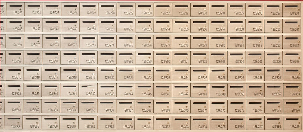 Postfachwand mit vielen Fächern